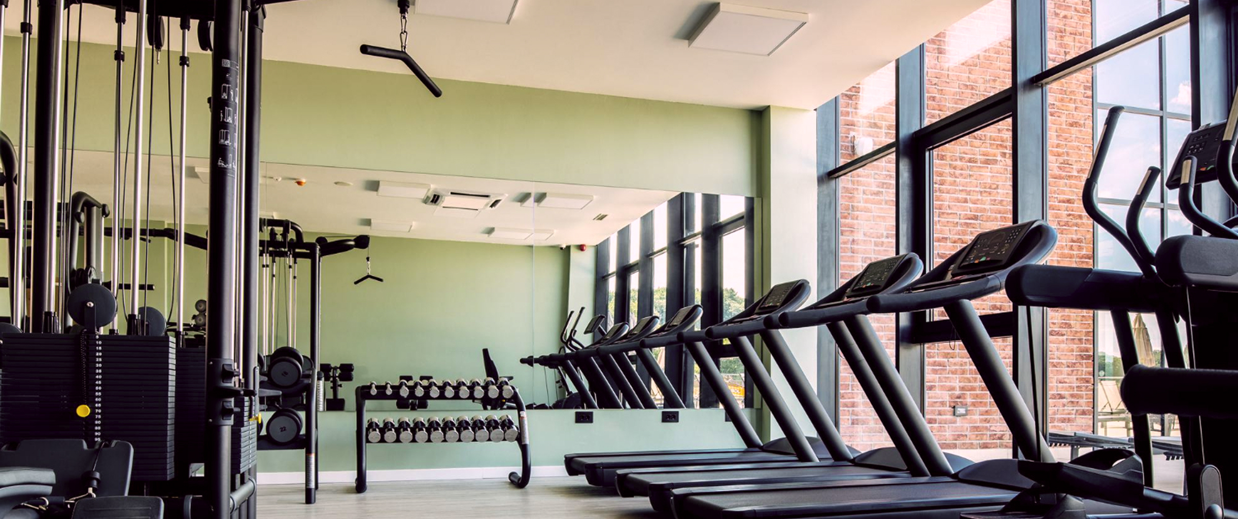 тренажерный зал с беговыми дорожками и гантелями